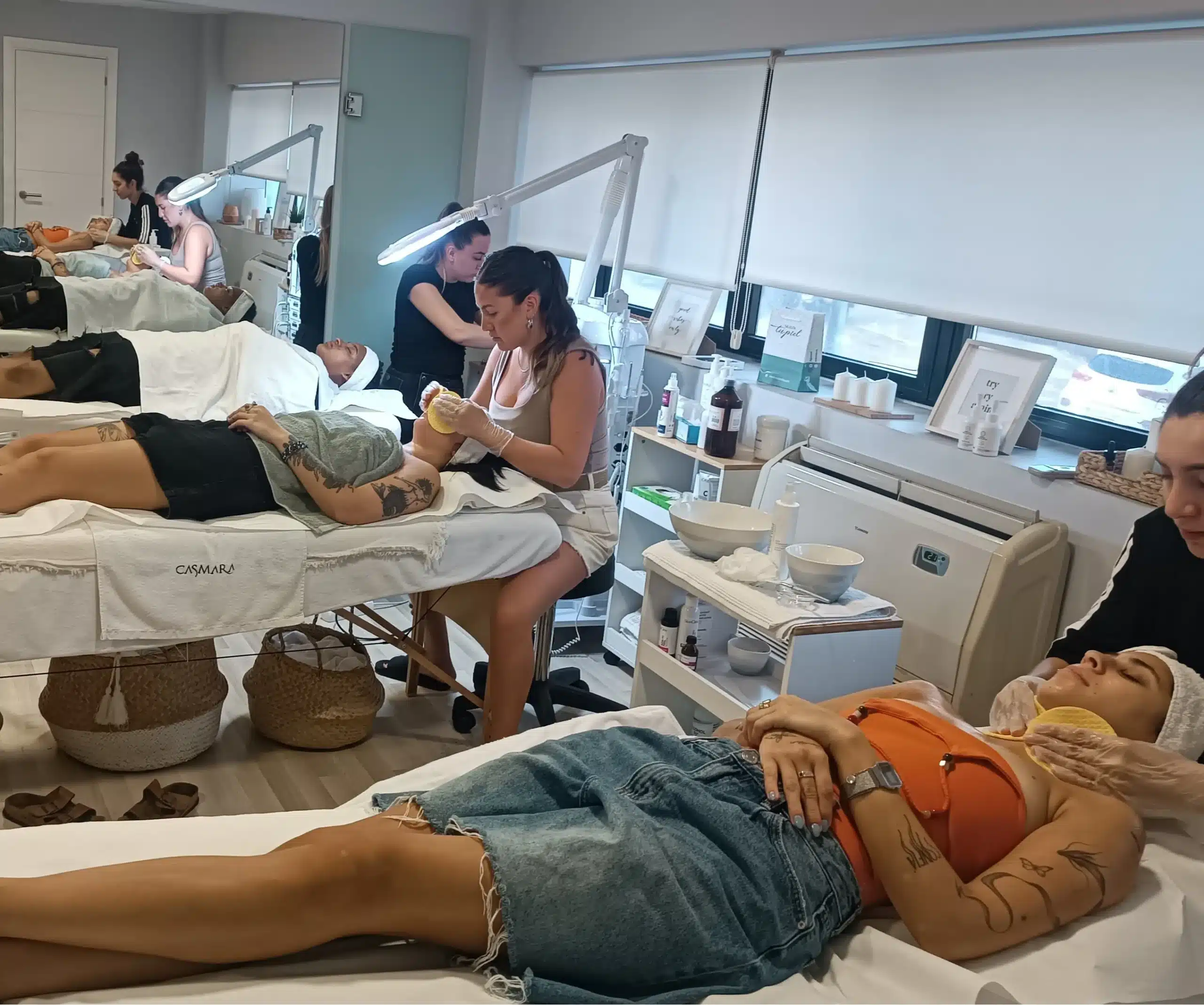 Formación en estética avanzada profesional 1 Práctica en cabina durante la formación en estética avanzada profesional en Eudermia Academy